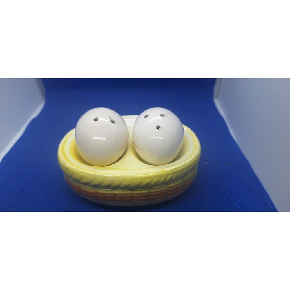 Antique Egg Salt & Pepper Yellow Nest Basket Ceramic Farm Table Decor 1903
